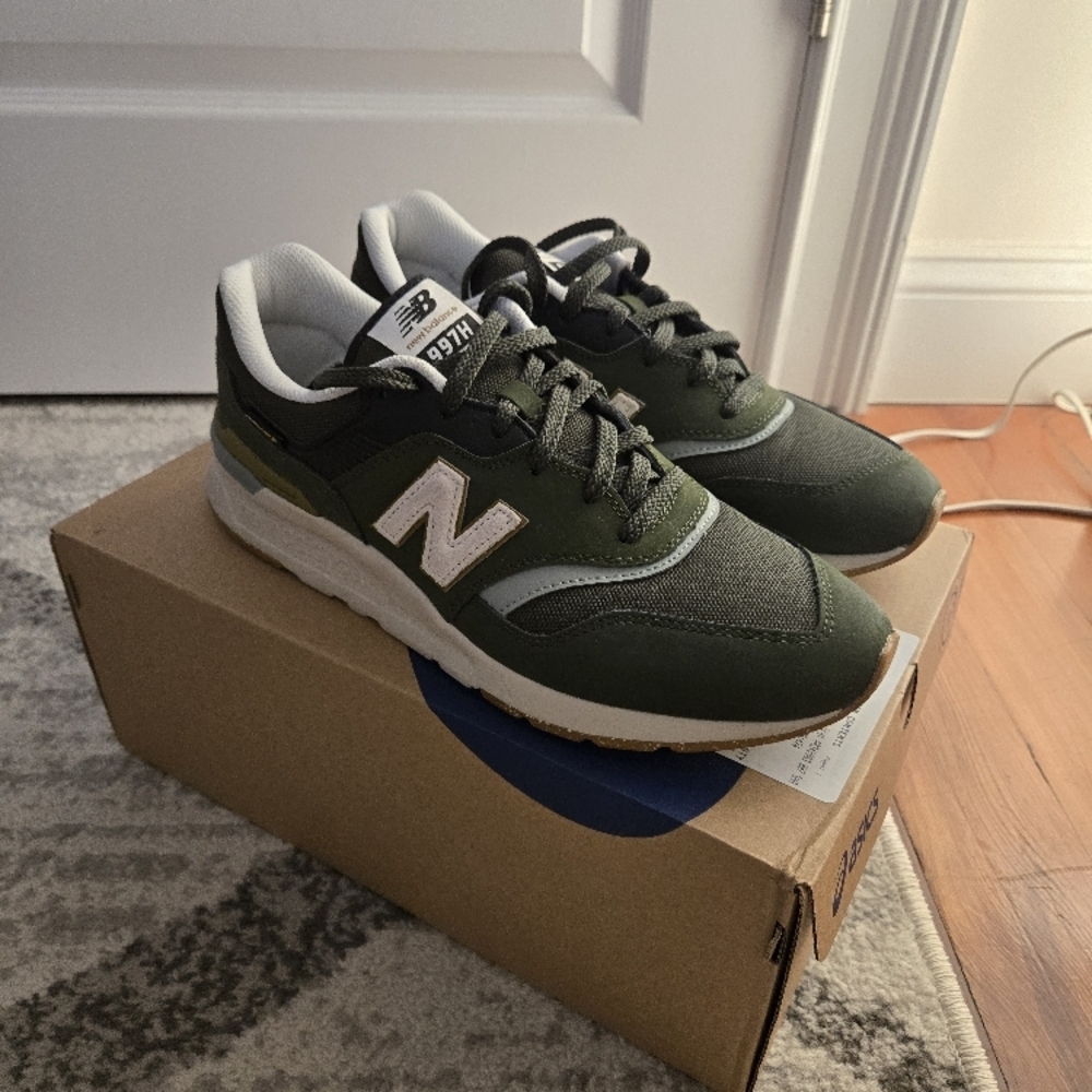 New Balance Men's Green Athletic Shoes